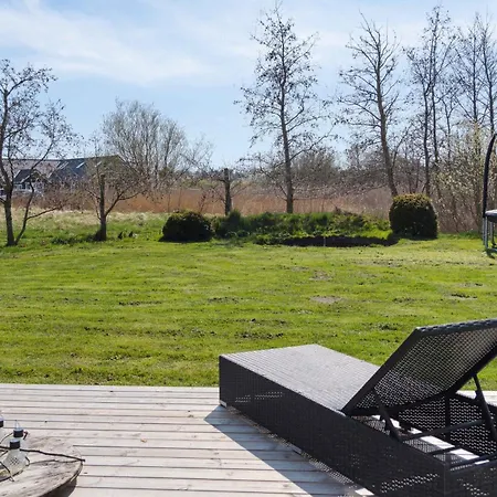 Cozy Wooden With A Great Terrace Dom wakacyjny Bøtø By