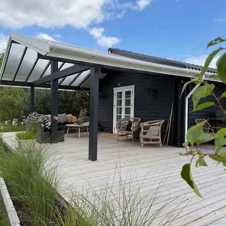 Cozy Wooden With A Great Terrace بيت للعطل