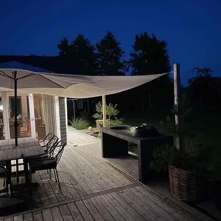 Cozy Wooden With A Great Terrace بيت للعطل *