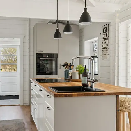 Lovely And Cozy With A Beautiful Terrace Feriehus