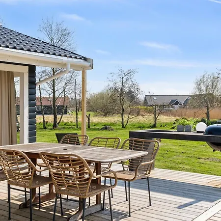Njut Av Atmosfären I Ett Mysigt Sommarhus Bøtø By
