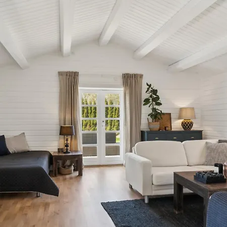 Njut Av Atmosfären I Ett Mysigt Sommarhus