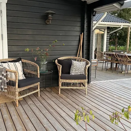 Njut Av Atmosfären I Ett Mysigt Sommarhus Semesterbostad