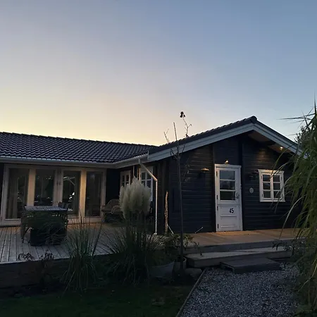 Semesterbostad Njut Av Atmosfären I Ett Mysigt Sommarhus Bøtø By