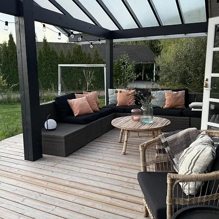 Semesterbostad Njut Av Atmosfären I Ett Mysigt Sommarhus