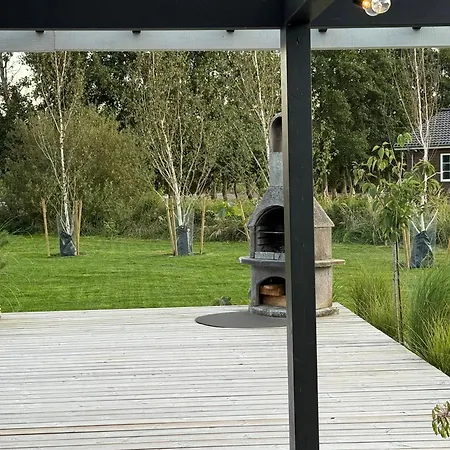 Njut Av Atmosfären I Ett Mysigt Sommarhus